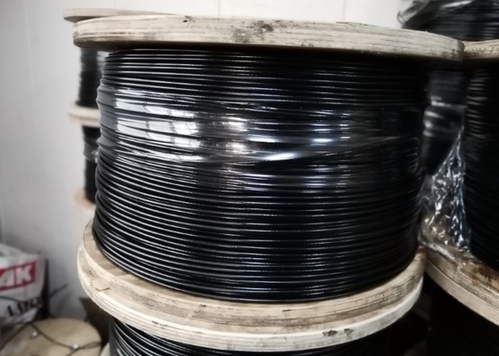 A corda de arame negro do ginásio é mais suave no exercício para treinamento de resistência.