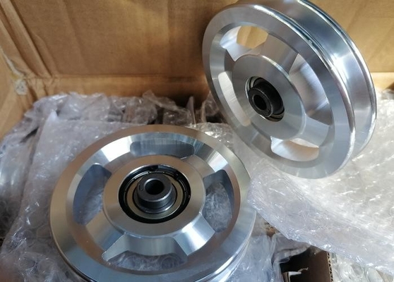 As rodas vermelhas da polia do Gym da casa RDAP-23 ligam o material do metal para clubes comerciais