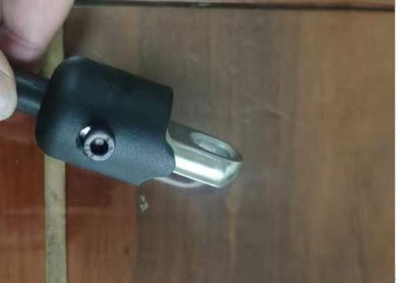 A corda de arame negro do ginásio é mais suave no exercício para treinamento de resistência.