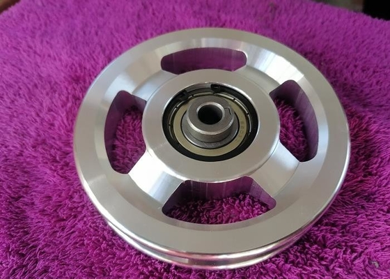 As rodas vermelhas da polia do Gym da casa RDAP-23 ligam o material do metal para clubes comerciais